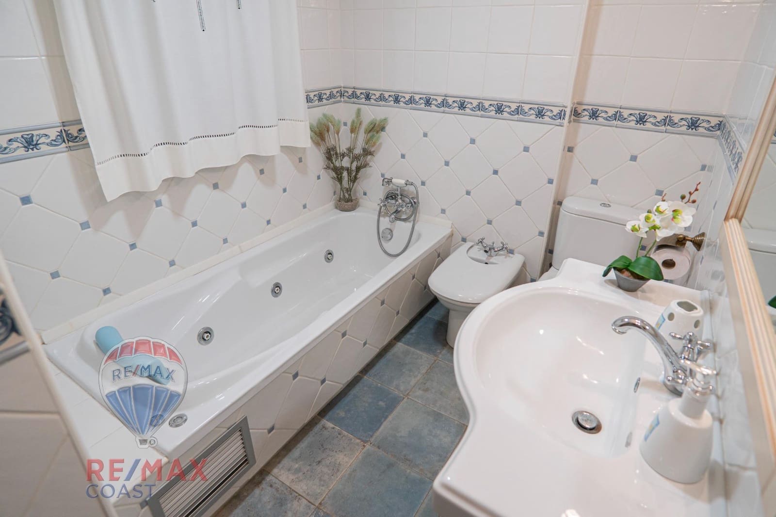 5 bedroom Villa for sale in Cartama with garage - € 489,000 (Ref: 8905547)