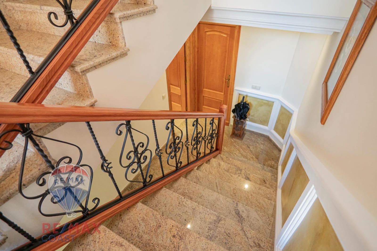 5 bedroom Villa for sale in Cartama with garage - € 489,000 (Ref: 8905547)