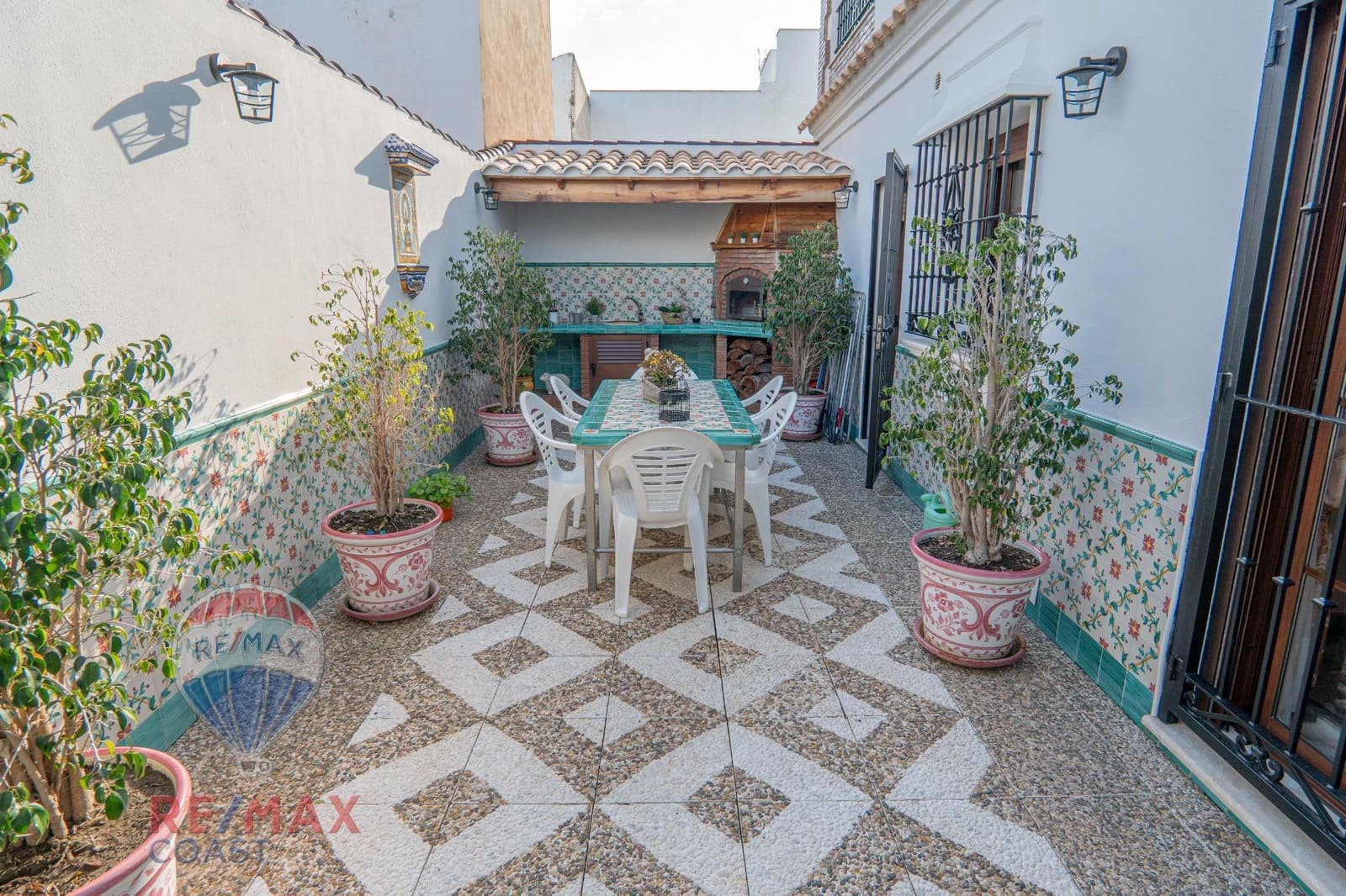 5 bedroom Villa for sale in Cartama with garage - € 489,000 (Ref: 8905547)