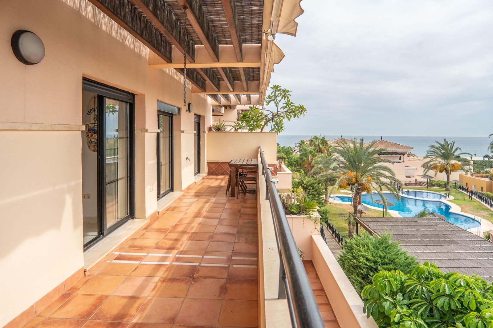 2 sypialnia Penthouse do wynajęcia w Almayate z basenem garażem - 950 € (Ref: 9116256)