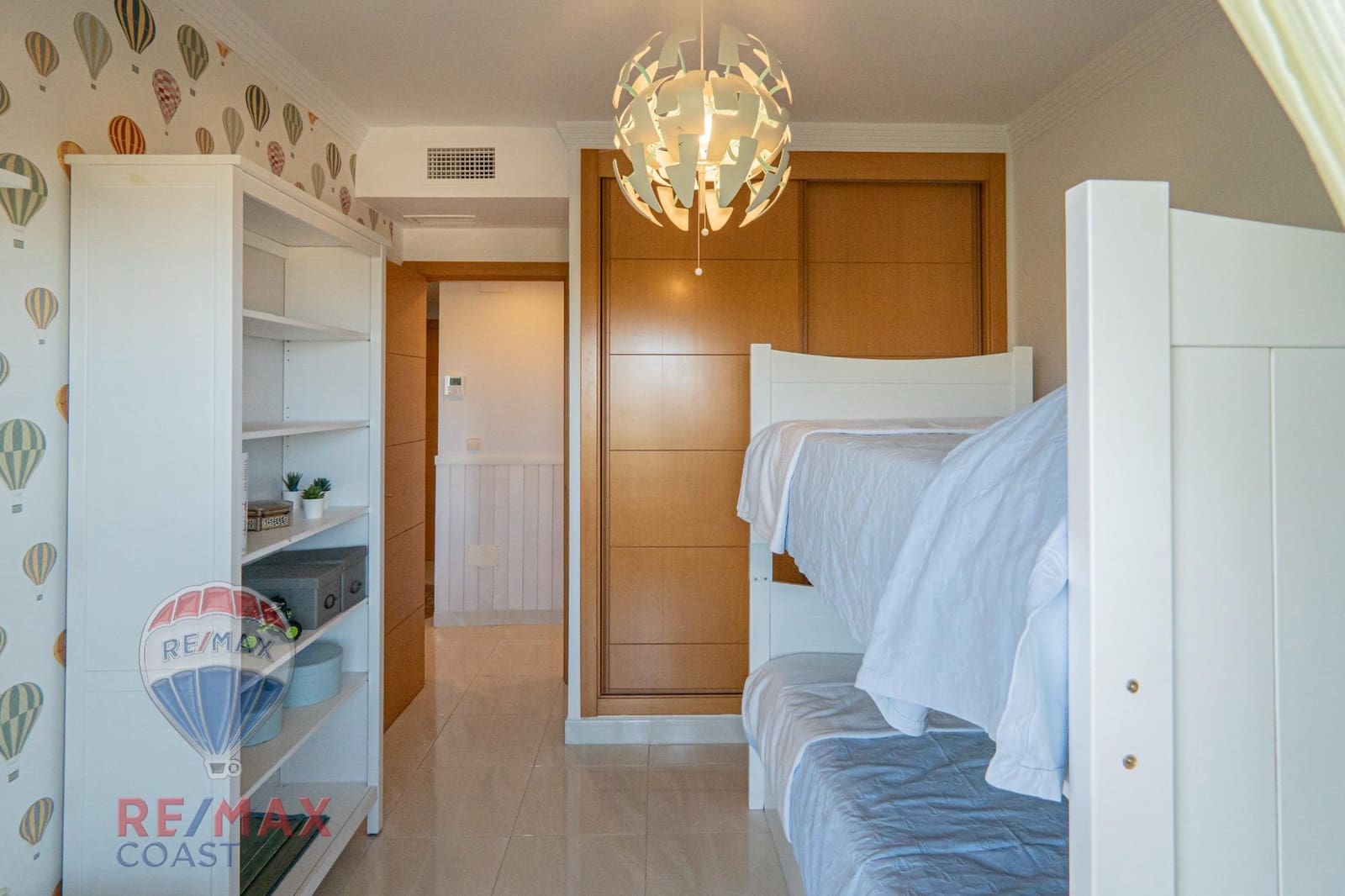 2 bedroom Penthouse for rent in Almayate with pool garage - € 950 (Ref: 9130366)