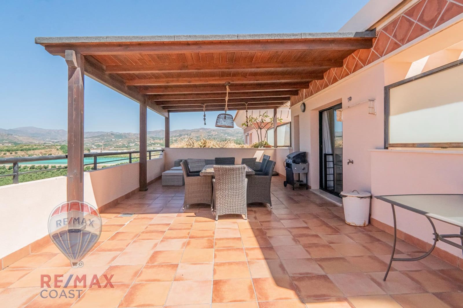 2 bedroom Penthouse for rent in Almayate with pool garage - € 950 (Ref: 9130366)