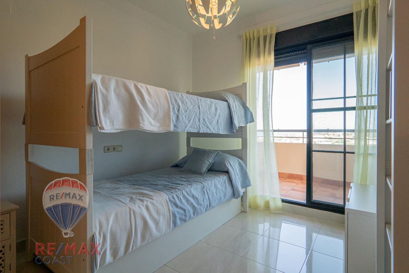 2 bedroom Penthouse for rent in Almayate with pool garage - € 950 (Ref: 9130366)