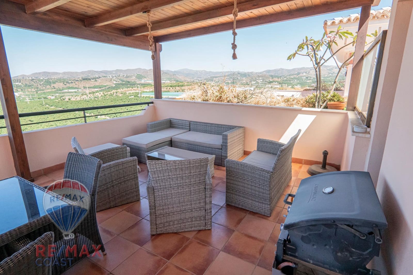 2 bedroom Penthouse for rent in Almayate with pool garage - € 950 (Ref: 9130366)