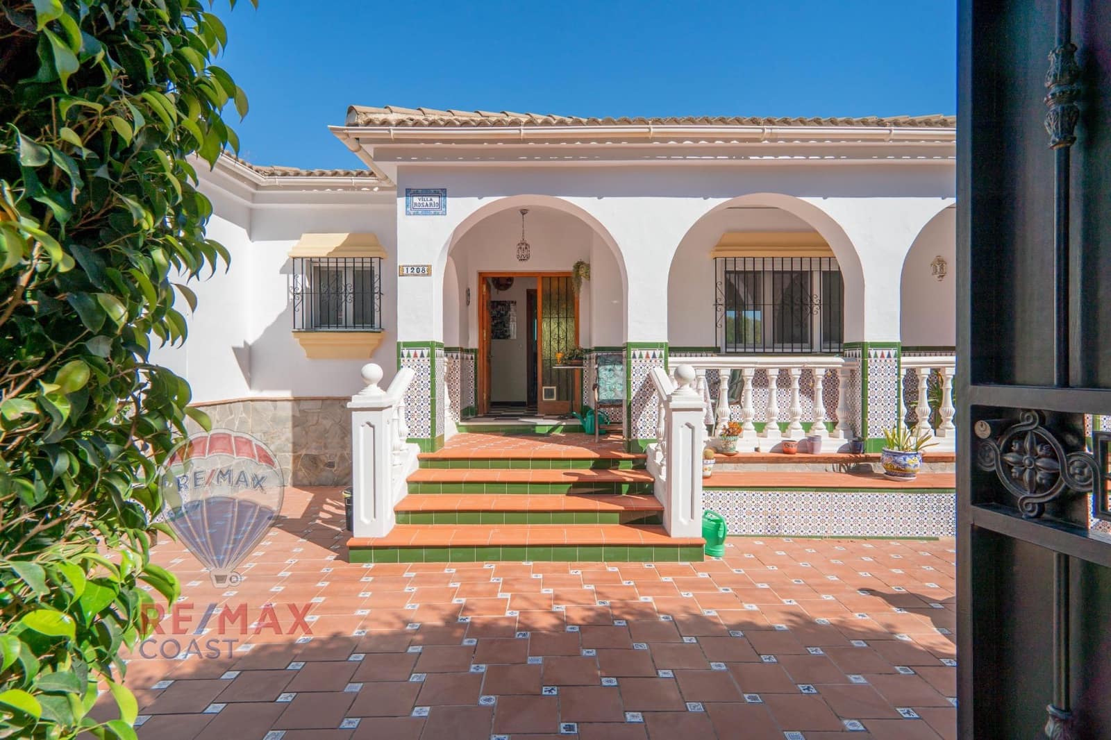 5 bedroom Villa for sale in Pinos de Alhaurin with pool - € 580,000 (Ref: 9217610)