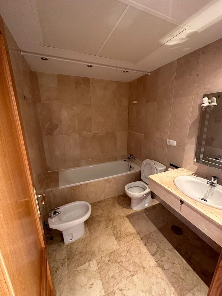 3 soveværelse Lejlighed til leje i New Golden Mile med swimmingpool garage - € 2.550 (Ref: 9427396)