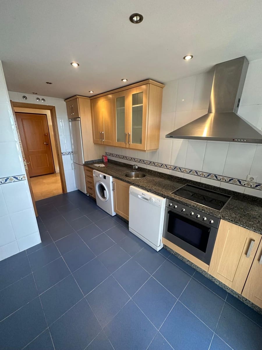 3 soverom Leilighet til leie i New Golden Mile med svømmebasseng garasje - € 2 300 (Ref: 9427396)