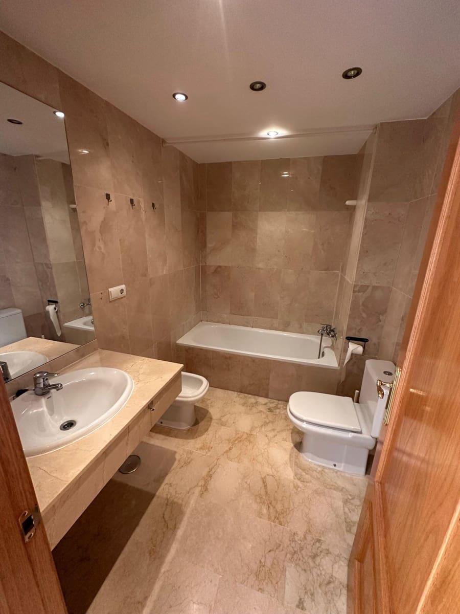 3 soverom Leilighet til leie i New Golden Mile med svømmebasseng garasje - € 2 300 (Ref: 9427396)