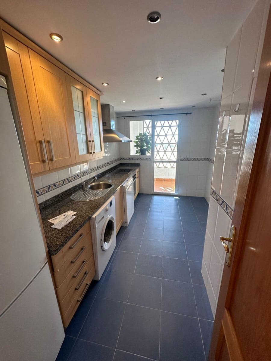 3 soverom Leilighet til leie i New Golden Mile med svømmebasseng garasje - € 2 300 (Ref: 9427396)