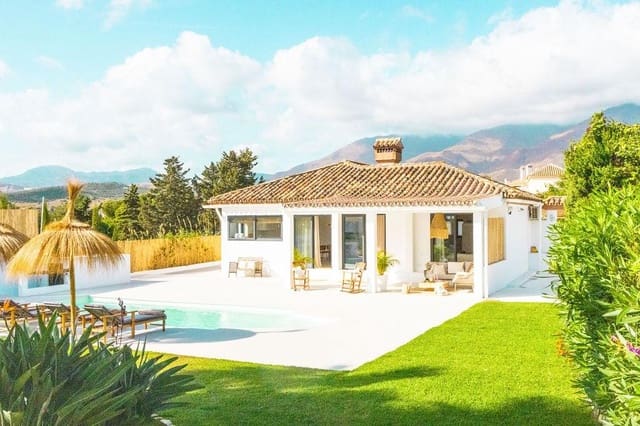 3 bedroom Villa for sale in Guadalobón, Estepona with pool garage - € 1,495,000 (Ref: 9427397)