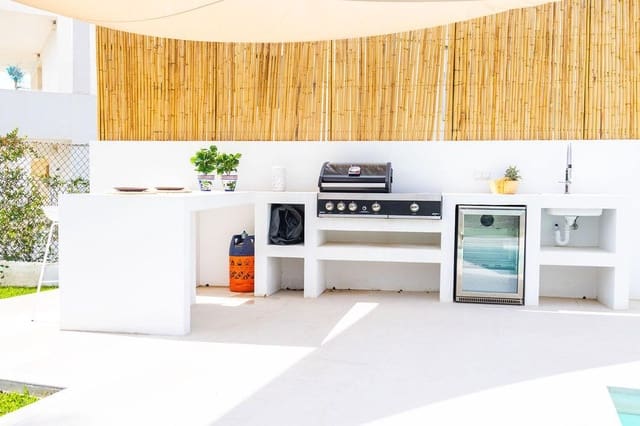 3 bedroom Villa for sale in Guadalobón, Estepona with pool garage - € 1,495,000 (Ref: 9427397)