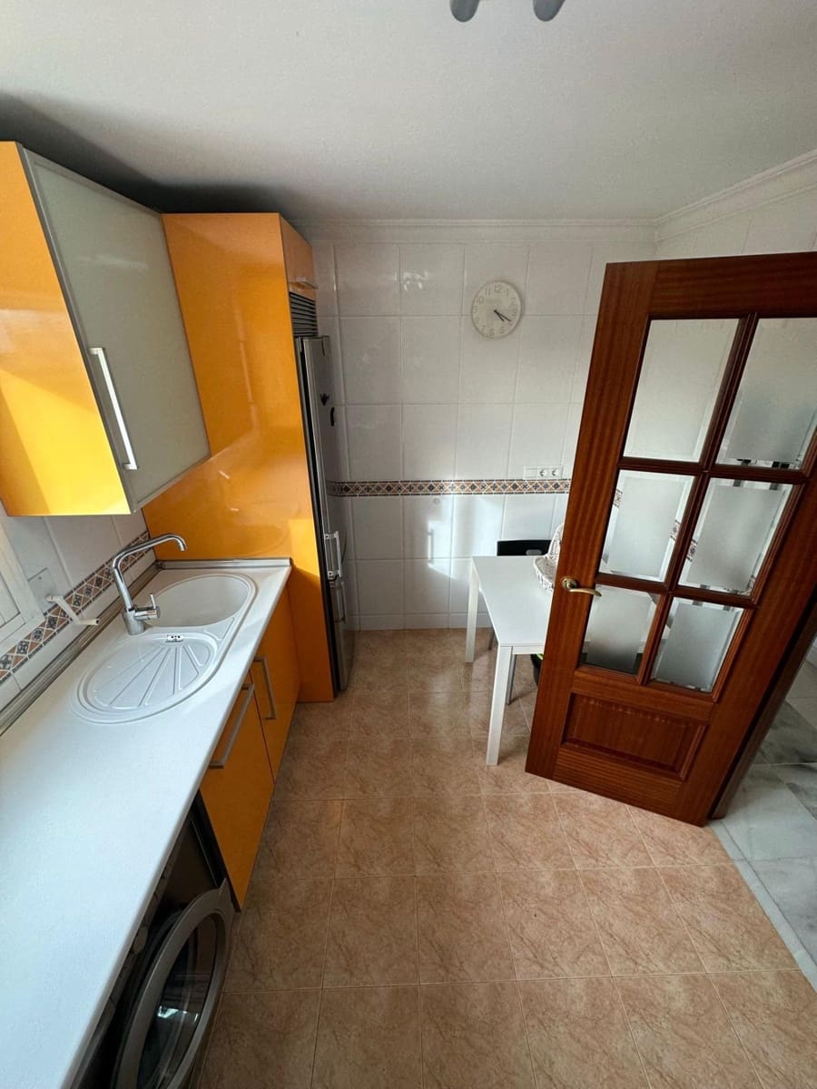 2 soveværelse Penthouse til leje i Malaga by - € 1.250 (Ref: 9625856)