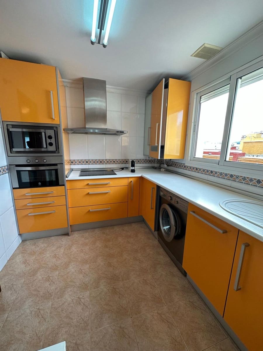 2 soveværelse Penthouse til leje i Malaga by - € 1.250 (Ref: 9625856)