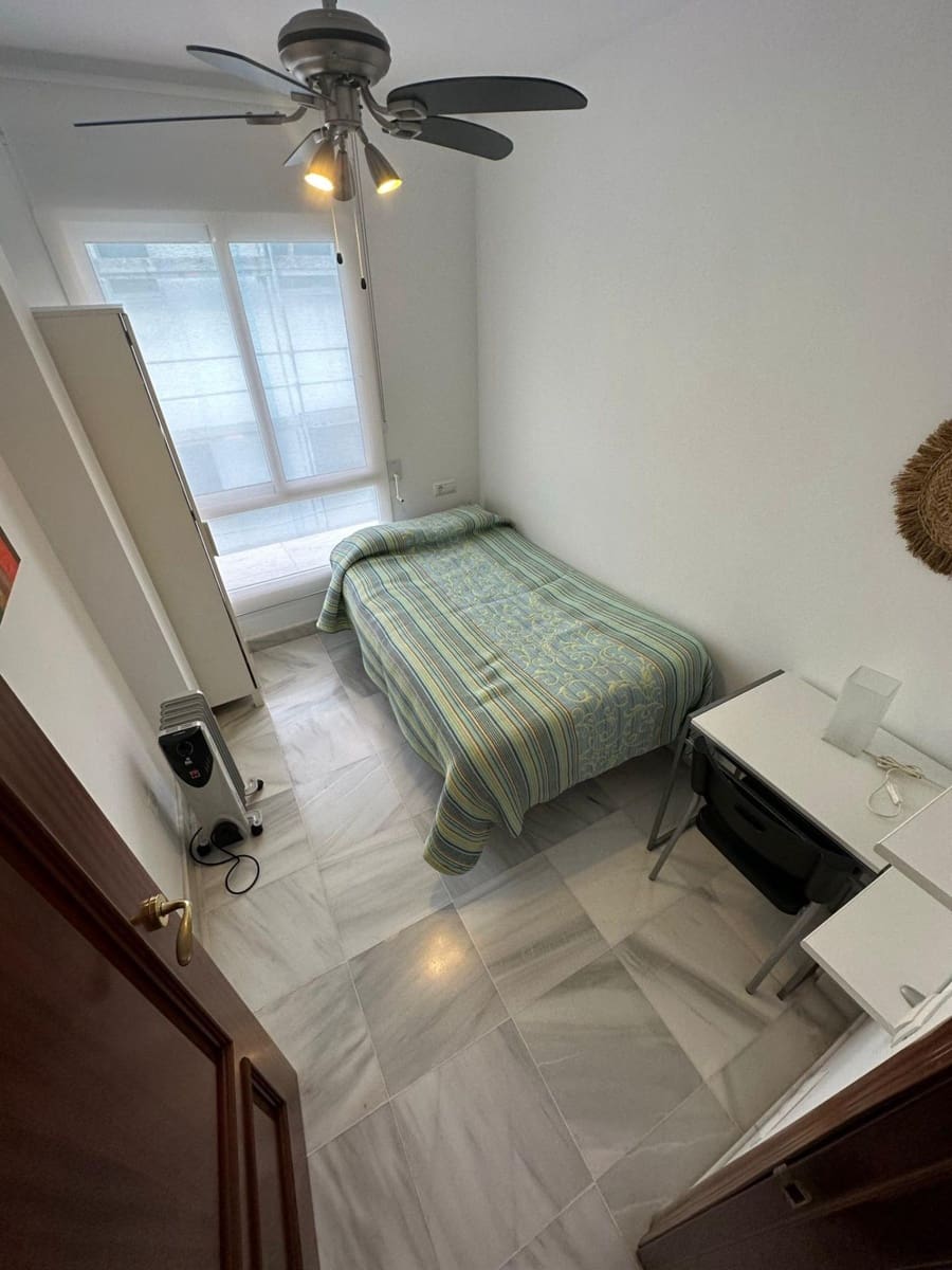 2 soveværelse Penthouse til leje i Malaga by - € 1.250 (Ref: 9625856)