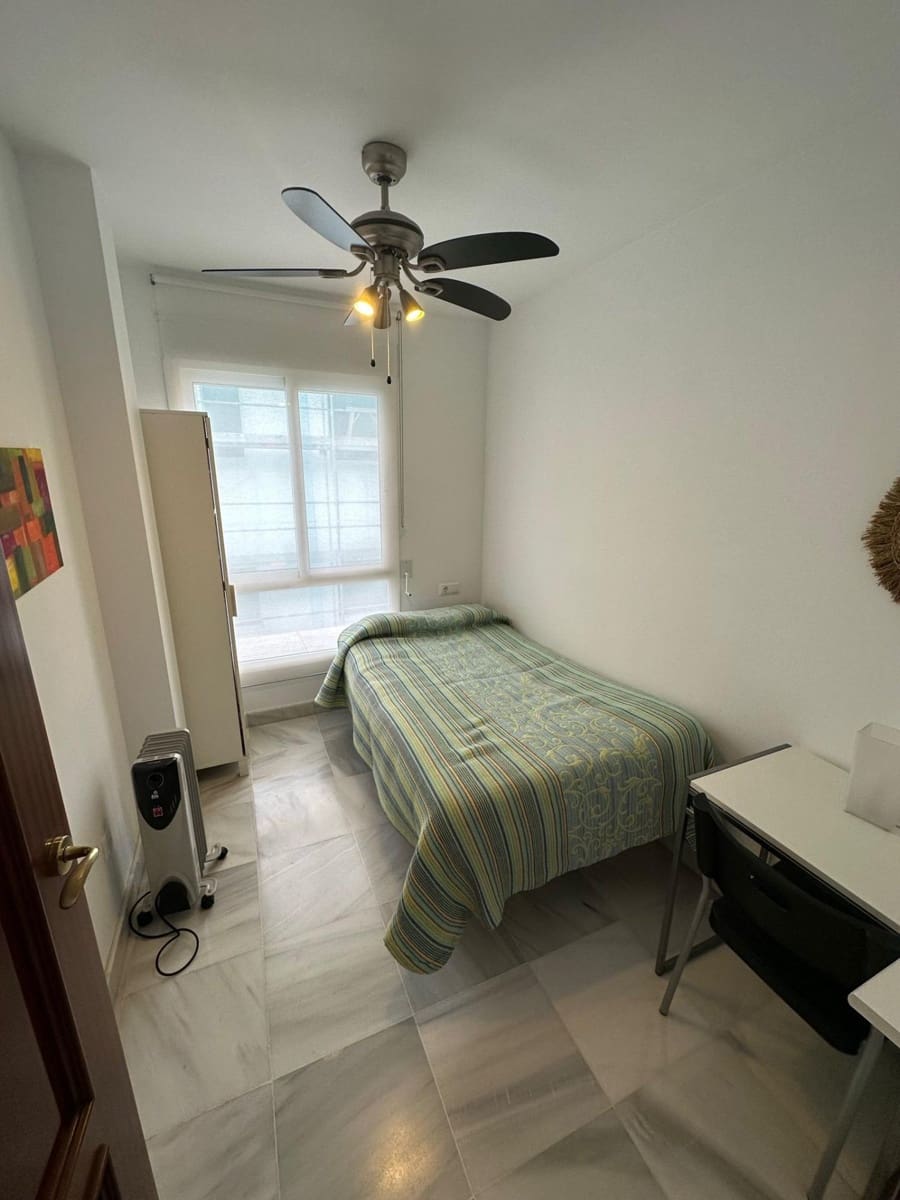 2 soveværelse Penthouse til leje i Malaga by - € 1.250 (Ref: 9625856)