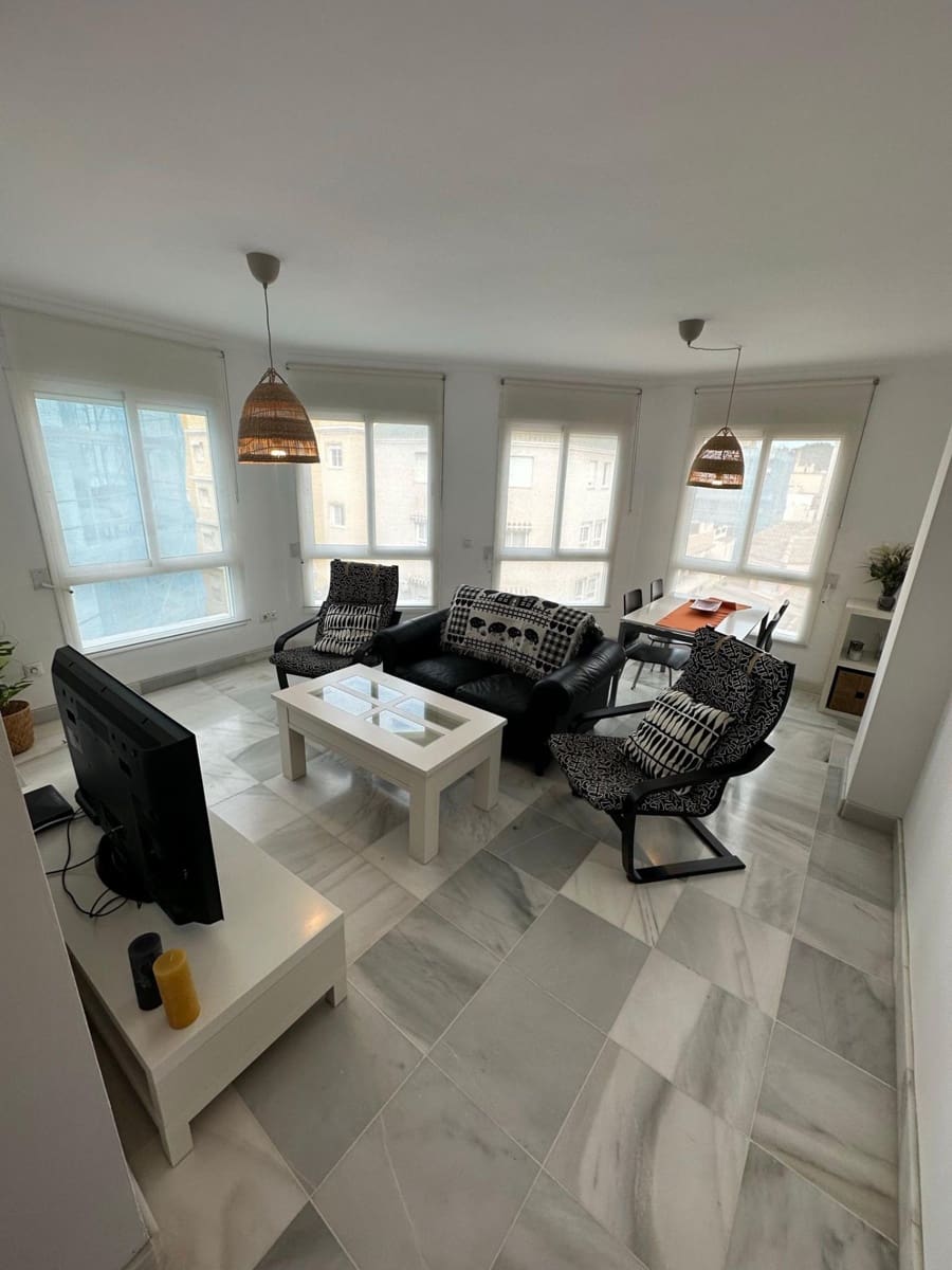 2 soveværelse Penthouse til leje i Malaga by - € 1.250 (Ref: 9625856)