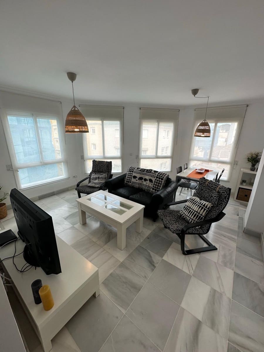 2 soveværelse Penthouse til leje i Malaga by - € 1.250 (Ref: 9625856)