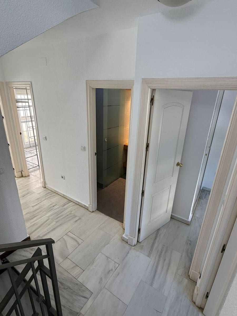 6 makuuhuone Rivitalo vuokrattavana paikassa Malaga kaupunki mukana uima-altaan 
autotalli - 2 000 € (Ref: 9627740)