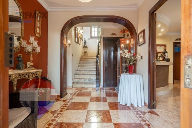 7 chambre Villa/Maison à vendre à Ciudad Jardín, Malaga ville avec piscine - 699 000 € (Ref: 9726773)