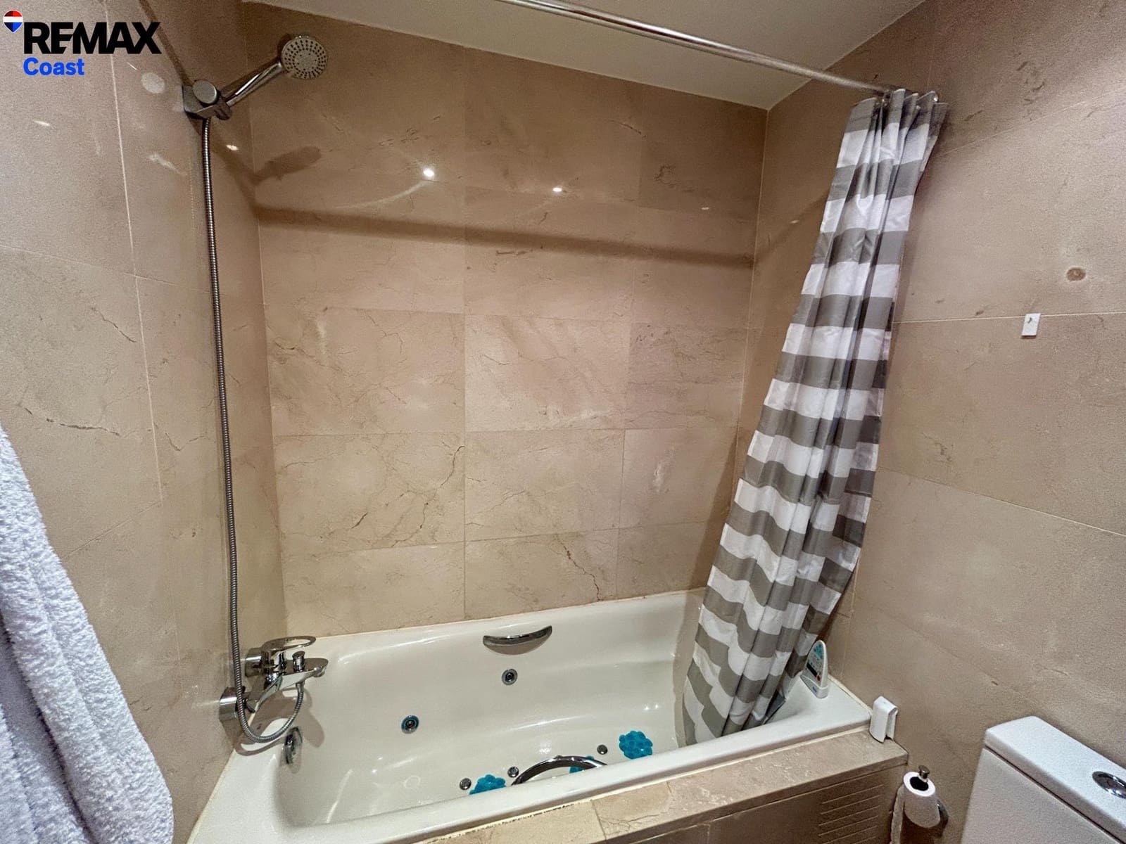 Adosado de 3 habitaciones en Estepona en alquiler con piscina garaje - 1.800 € (Ref: 9808123)