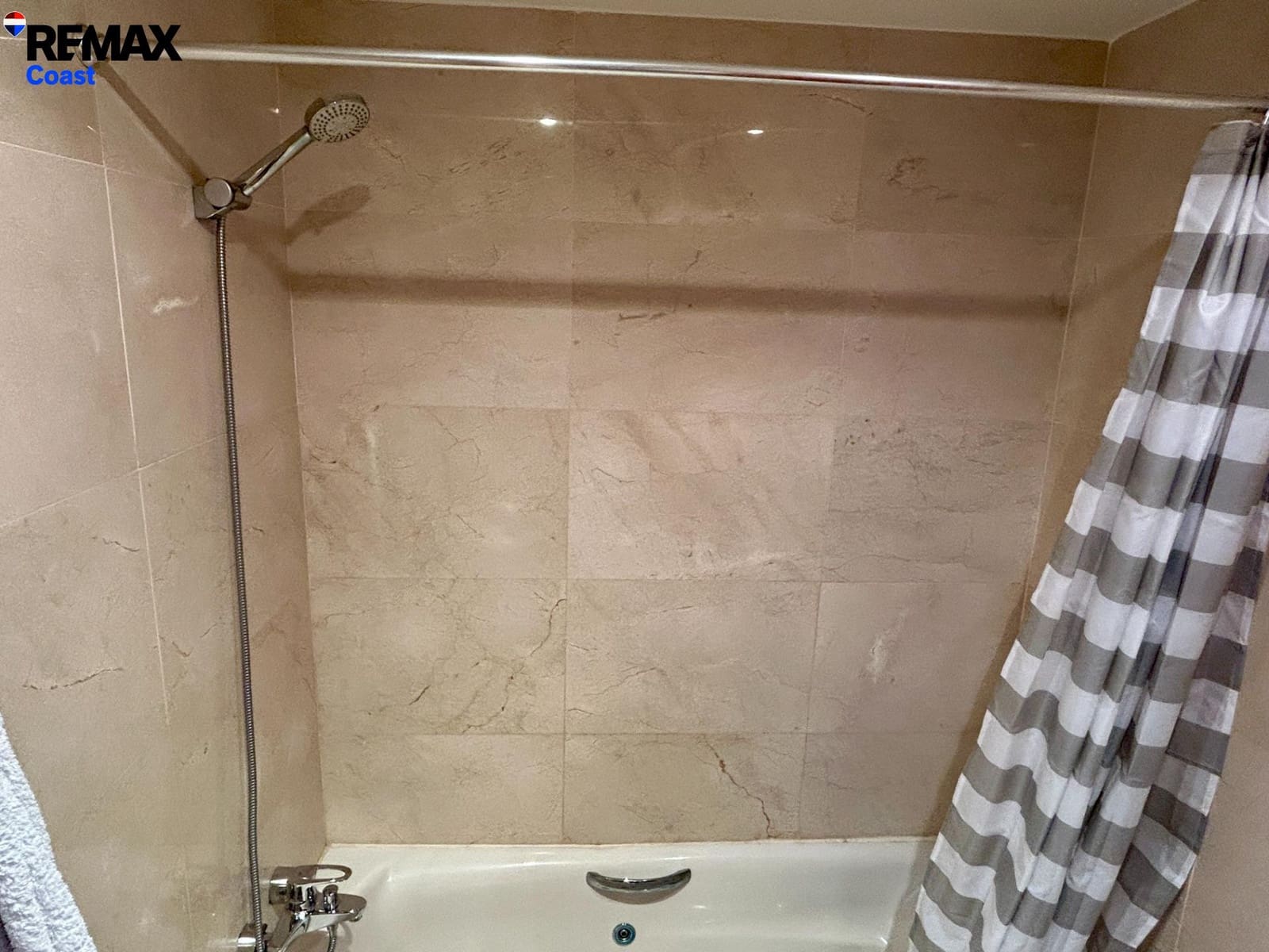 Adosado de 3 habitaciones en Estepona en alquiler con piscina garaje - 1.800 € (Ref: 9808123)