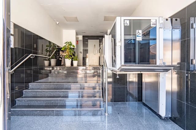 4 soveværelse Lejlighed til salg i Capuchinos, Málaga by - € 299.000 (Ref: 9846564)