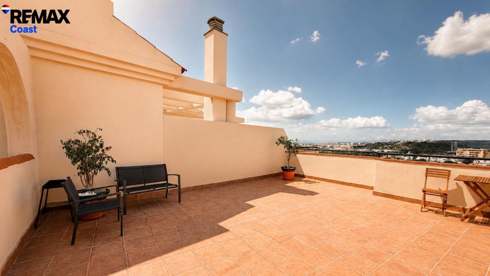 2 bedroom Penthouse for sale in Estepona with pool garage - € 430,000 (Ref: 9849531)