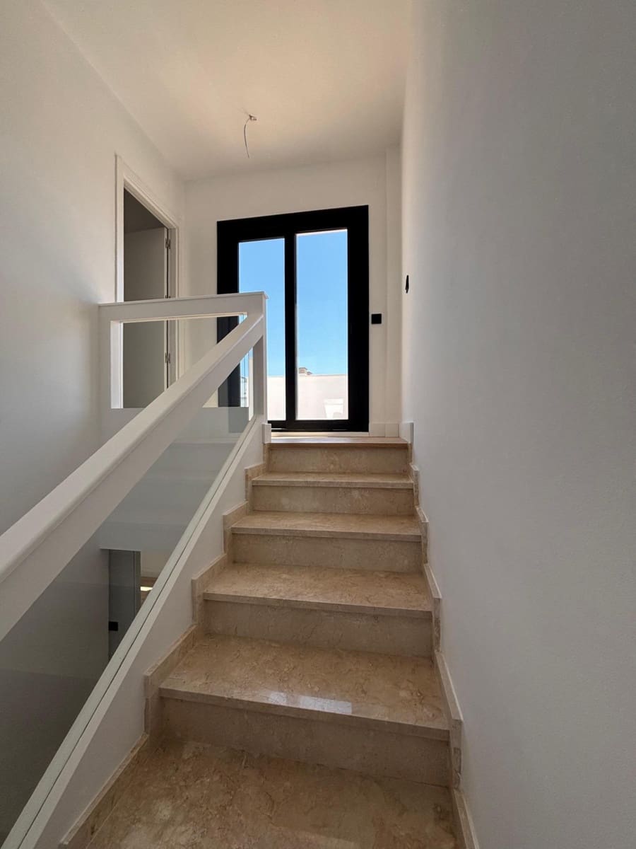 3 Zimmer Reihenhaus zu vermieten in Cartama mit Pool Garage - 1.600 € (Ref: 9860245)