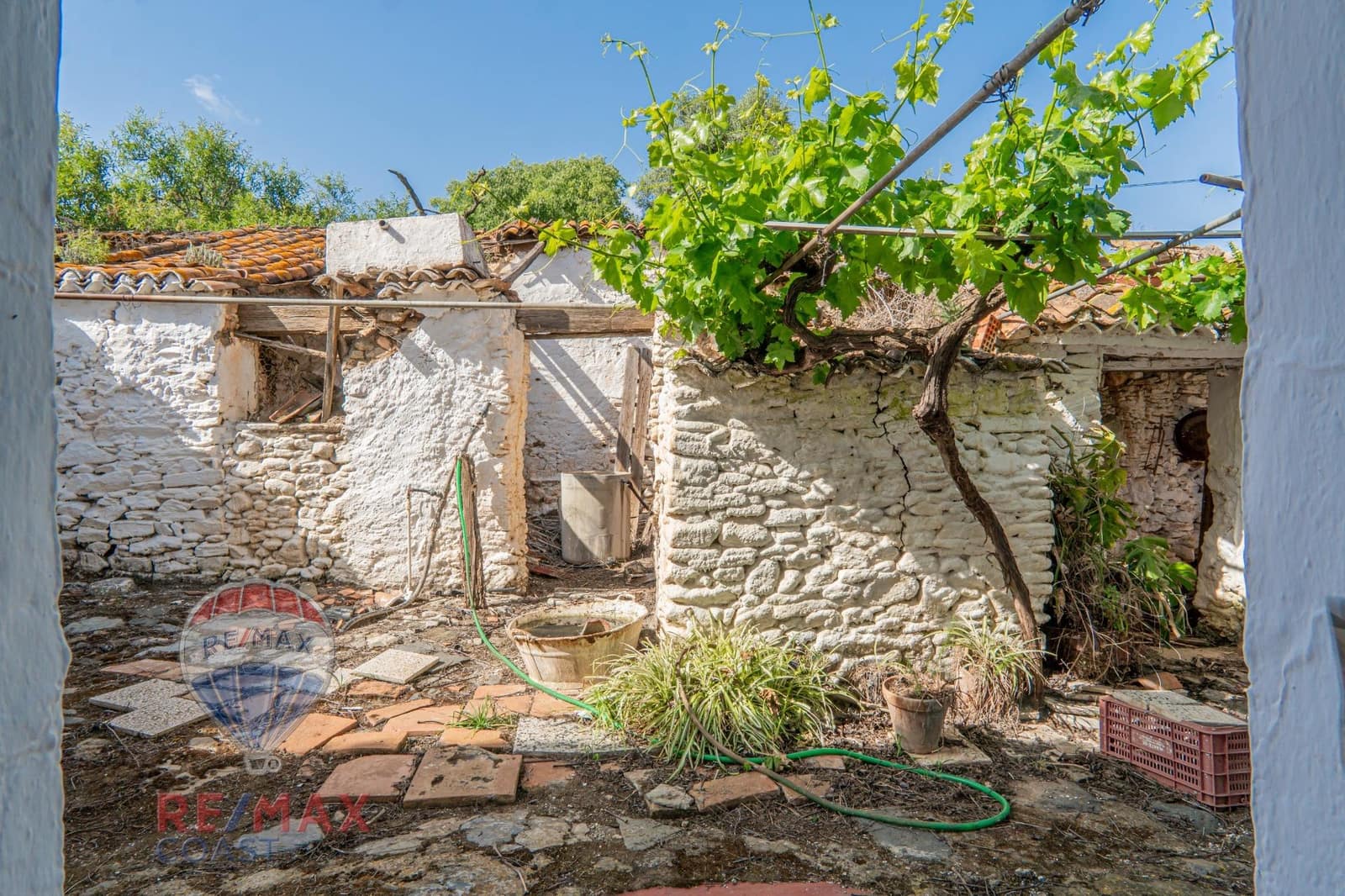 8 bedroom Finca/Country House for sale in Cajiz - € 295,000 (Ref: 9868714)