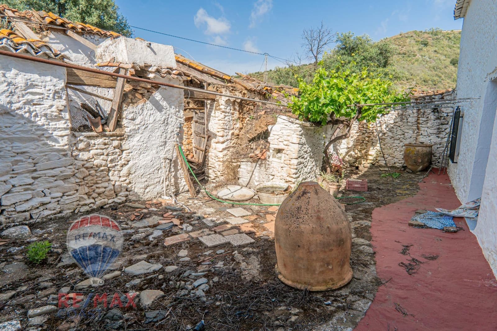 8 bedroom Finca/Country House for sale in Cajiz - € 295,000 (Ref: 9868714)