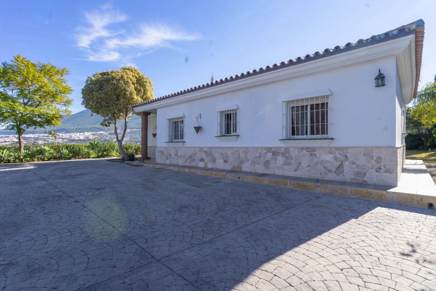 3 bedroom Villa for rent in Alhaurin el Grande with pool garage - € 1,900 (Ref: 6564385)
