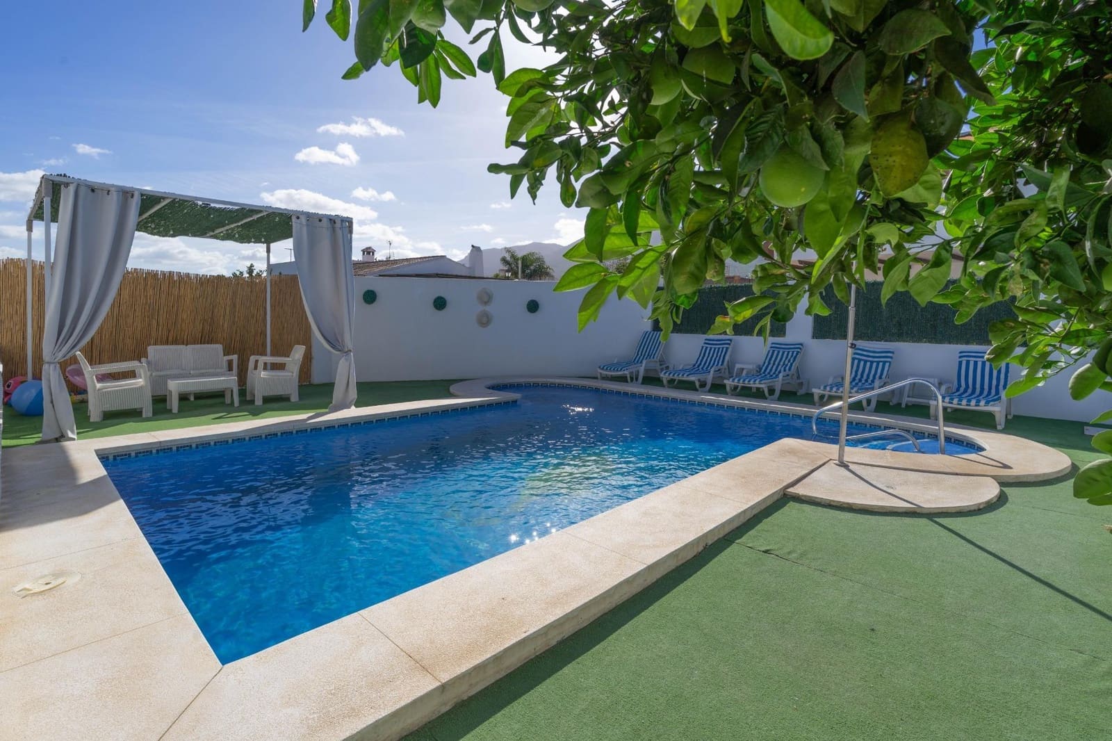 2 makuuhuone Huvila vuokrattavana paikassa Alhaurin el Grande mukana uima-altaan 
autotalli - 1 600 € (Ref: 7203641)