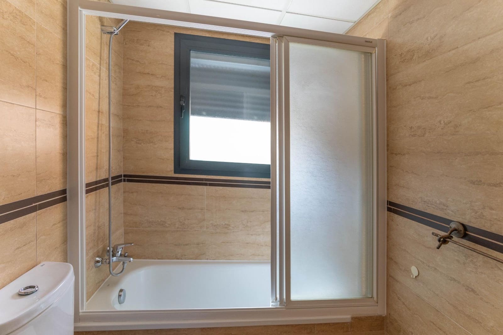 3 soveværelse Lejlighed til leje i Coin med swimmingpool garage - € 900 (Ref: 7725189)