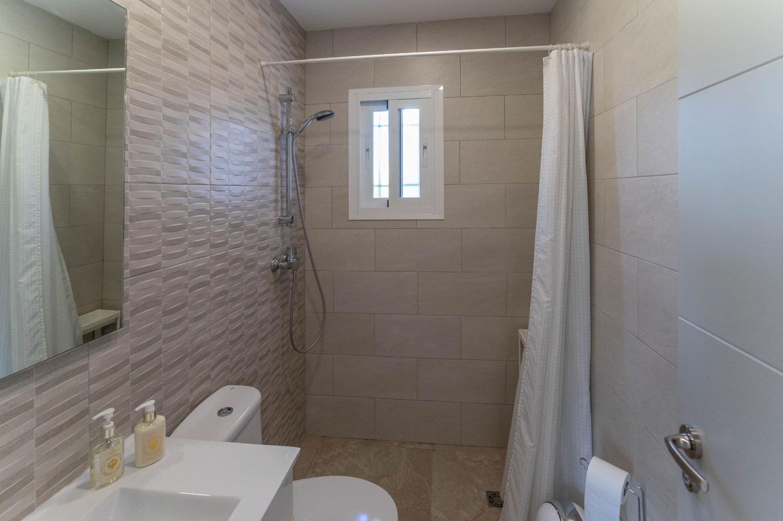 Chalet de 2 habitaciones en Pinos de Alhaurin en alquiler - 1.100 € (Ref: 8354360)