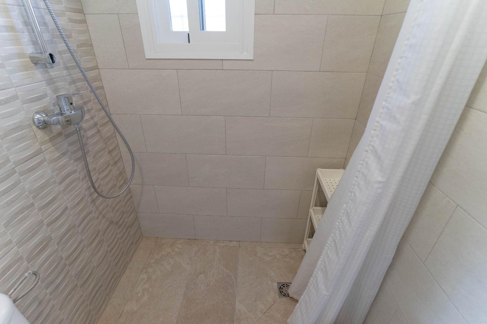 Chalet de 2 habitaciones en Pinos de Alhaurin en alquiler - 1.100 € (Ref: 8354360)