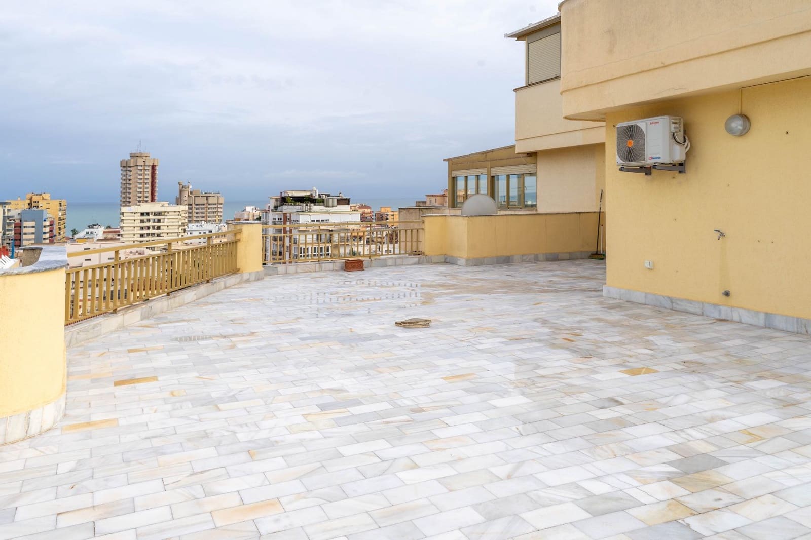 5 soveværelse Penthouse til leje i Fuengirola - € 4.000 (Ref: 8874700)