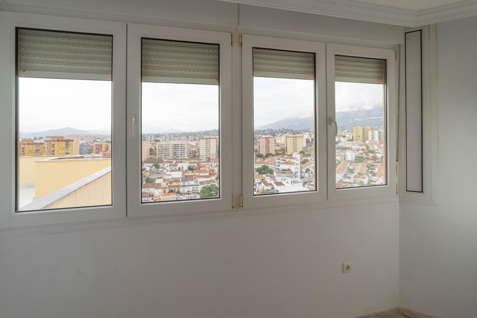 5 soveværelse Penthouse til leje i Fuengirola - € 4.000 (Ref: 8874700)