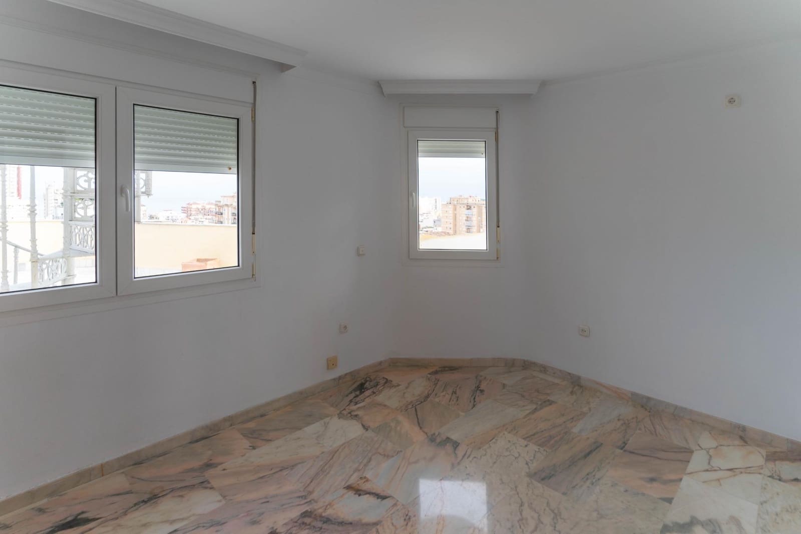 5 soveværelse Penthouse til leje i Fuengirola - € 4.000 (Ref: 8874700)