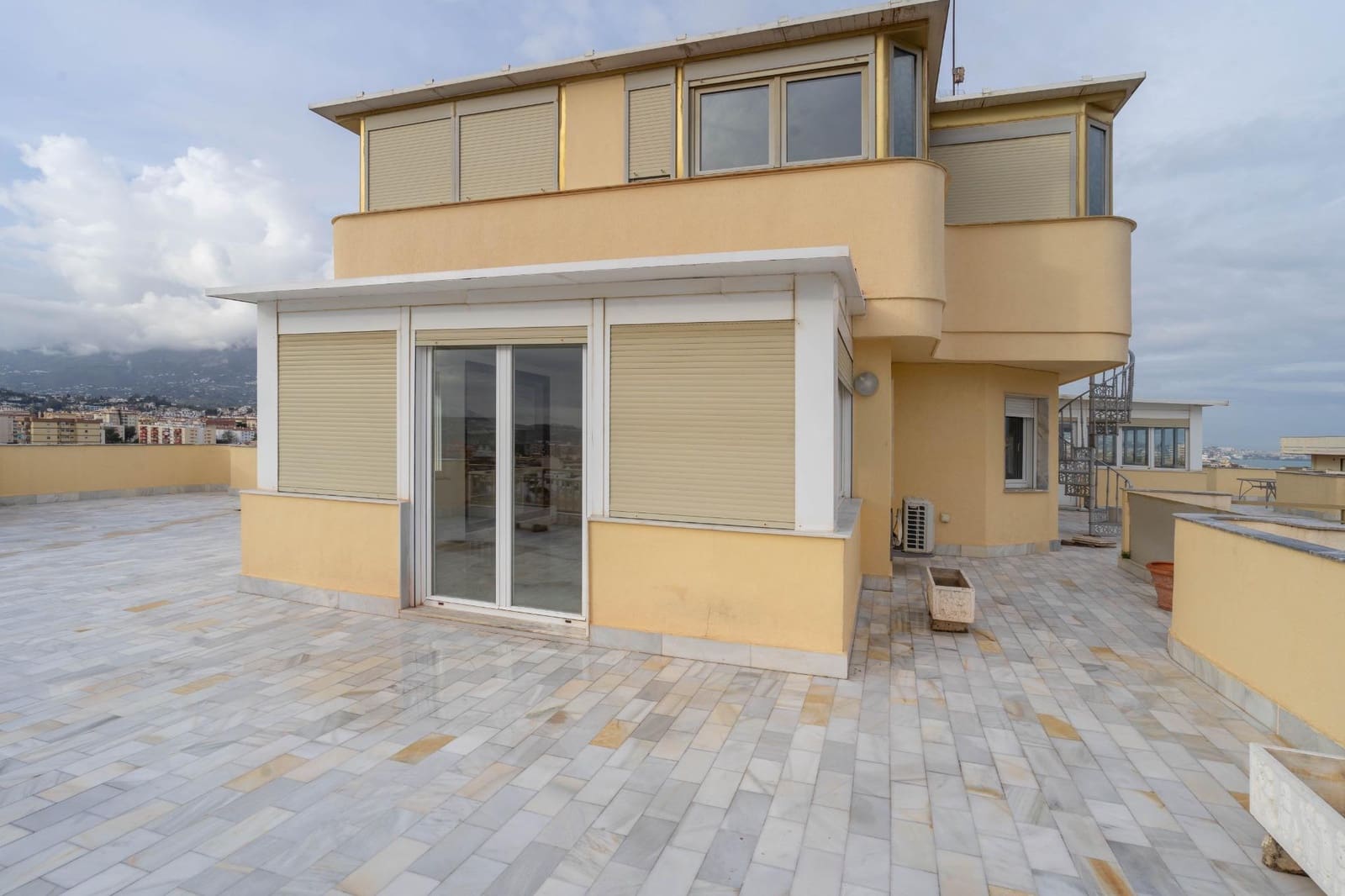 5 soveværelse Penthouse til leje i Fuengirola - € 4.000 (Ref: 8874700)