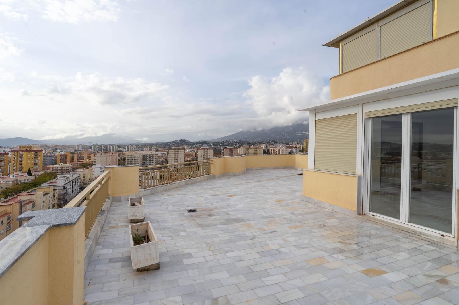 5 soveværelse Penthouse til leje i Fuengirola - € 4.000 (Ref: 8874700)