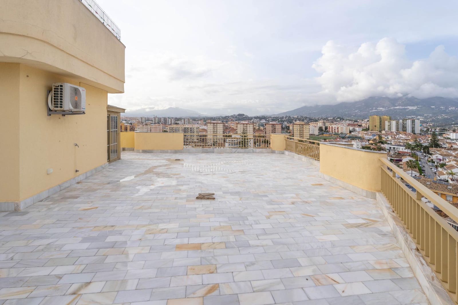 5 soveværelse Penthouse til leje i Fuengirola - € 4.000 (Ref: 8874700)