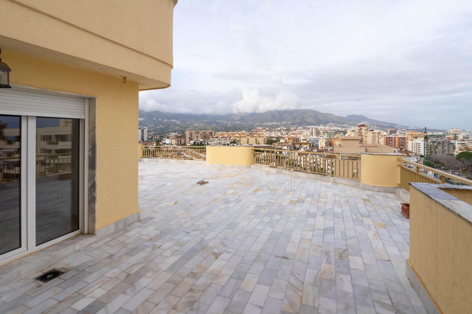 5 soveværelse Penthouse til leje i Fuengirola - € 4.000 (Ref: 8874700)