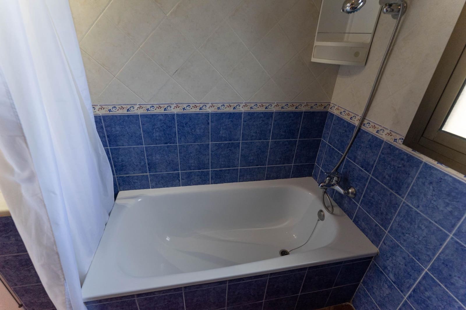 Chalet de 2 habitaciones en Alhaurín el Grande en alquiler con piscina - 1.500 € (Ref: 9543616)