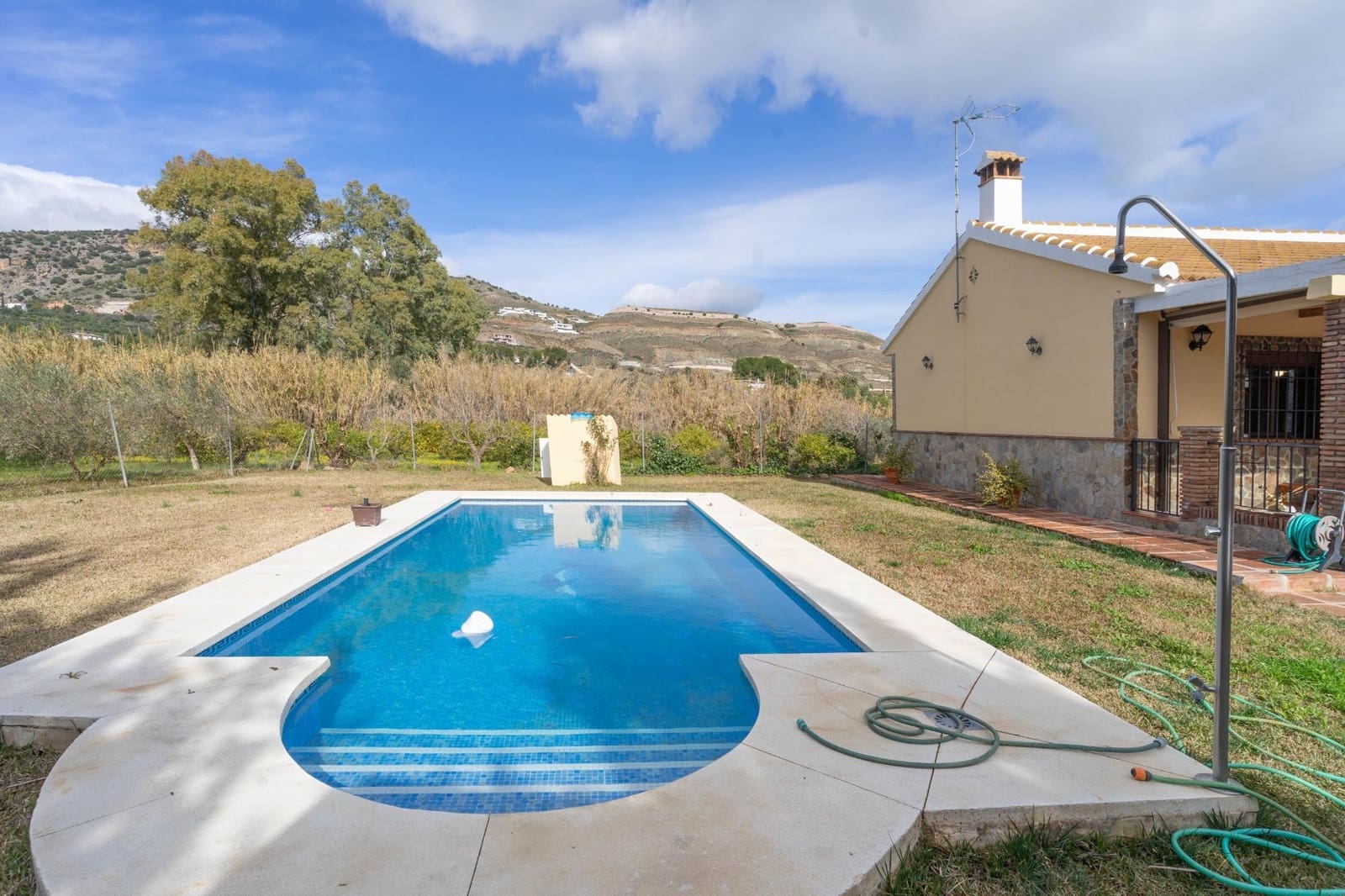 Chalet de 2 habitaciones en Alhaurín el Grande en alquiler con piscina - 1.500 € (Ref: 9543616)