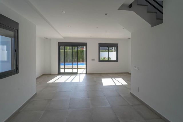 3 soverom Kjedet enebolig til leie i Alhaurín el Grande med svømmebasseng garasje - € 1 700 (Ref: 9714935)