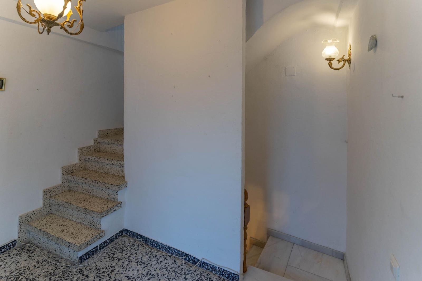 4 quarto Moradia em Banda para venda em Coin - 210 000 € (Ref: 9908044)