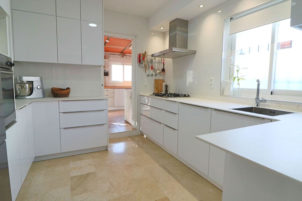4 slaapkamer Huis te koop in Estepona met garage - € 768.000 (Ref: 10057396)