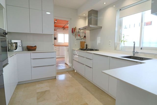 4 makuuhuone Omakotitalo myytävänä paikassa Estepona mukana 
autotalli - 768 000 € (Ref: 10057396)