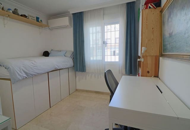 4 makuuhuone Omakotitalo myytävänä paikassa Estepona mukana 
autotalli - 768 000 € (Ref: 10057396)