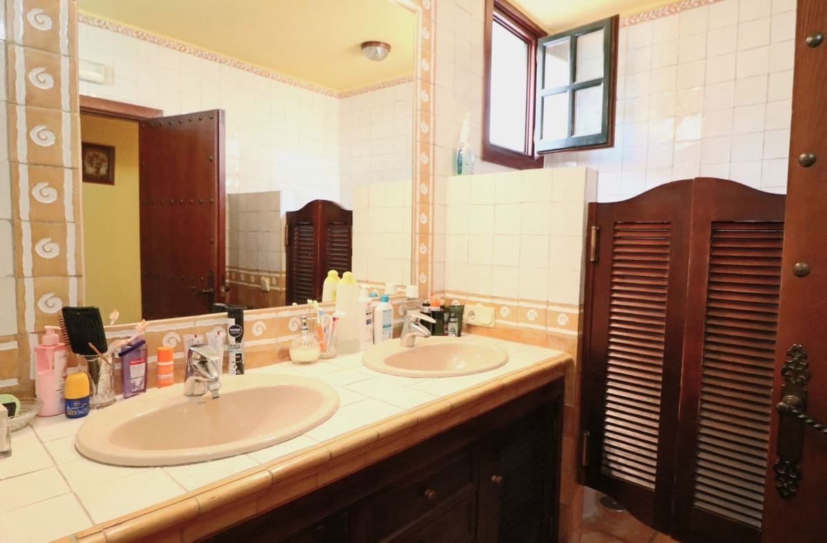 4 sypialnia Willa na sprzedaż w Elviria z basenem garażem - 1 250 000 € (Ref: 10057397)